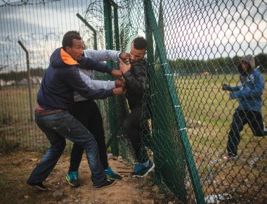 Και όμως αληθινό: Έχτισαν τείχος στο Καλαί για τους παράνομους μετανάστες αλλά άφησαν ανοιχτές τις πόρτες!